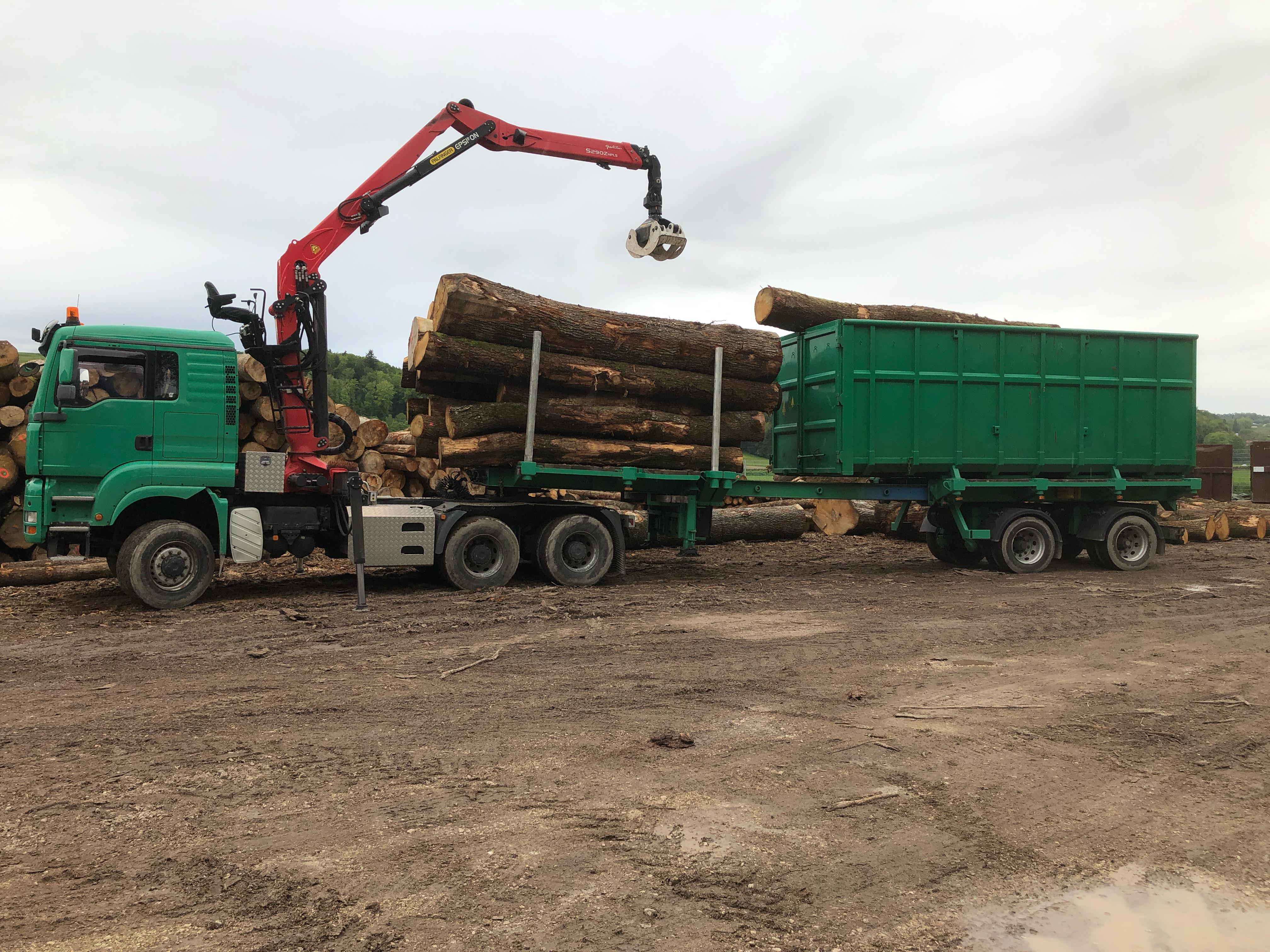 Évacuation de déchets verts par camion grue dans le Jura — SAS POLYVIER